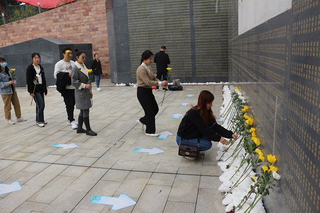 献花。。张钊林  摄（修图）.jpg