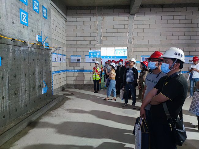 公司员工观摩。。。覃桂整 摄（修图）.jpg