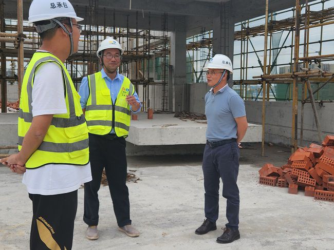 邓少新听取项目汇报。。。。。。林颖翔摄（原图00）.jpg