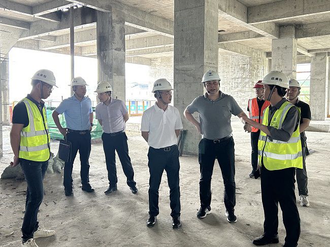 邓少新听取项目认真人做汇报。。。。。蔡怡灵 摄（原图00000000）.jpg