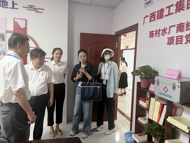 审查党建设施配备情形。。。卢丽君 摄（修图）.jpg