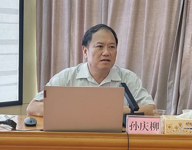 孙庆柳在授课。；；；票ι 摄（修图）.jpg