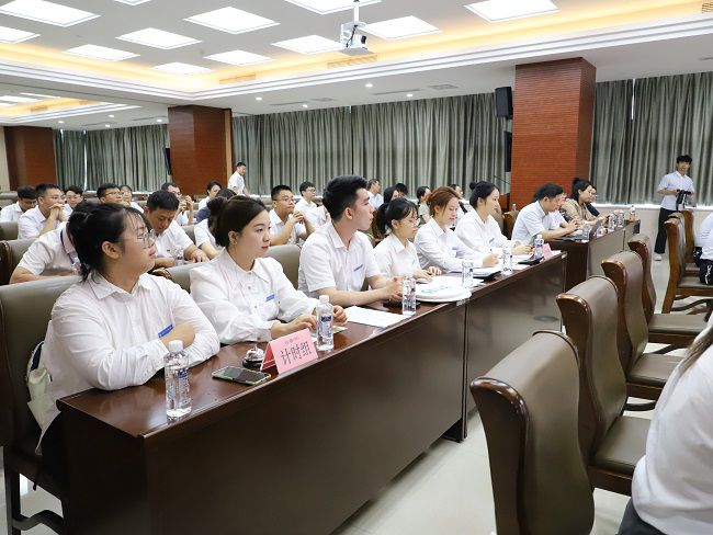 事情职员认真计时记分。。。。。。李立云 摄（修图）.jpg