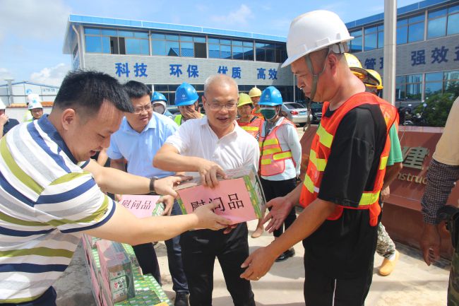 发放慰问品。。。。。。梁红玉 摄（修图）.jpg