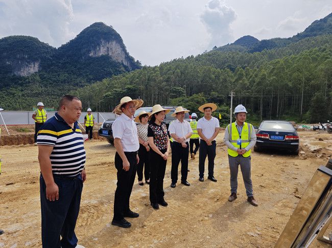 听项目现场进度汇报。。。。。。江家兵摄（修图）.jpg