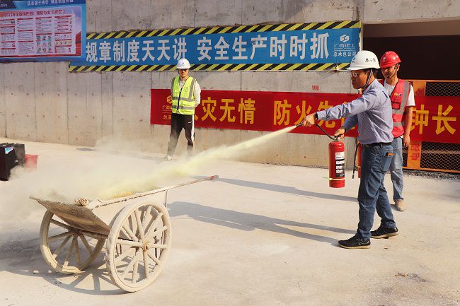 曾劲松举行灭火器材使用培训。。。。。周煜川 摄（修图）.jpg