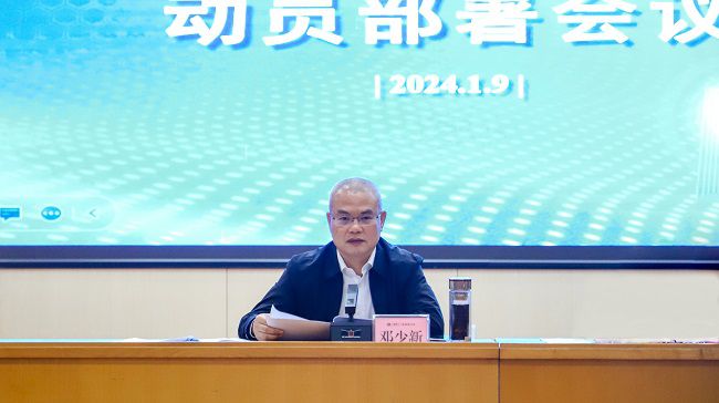 邓少新讲话  郑诗宝 摄。。。。。。（修图）.jpg