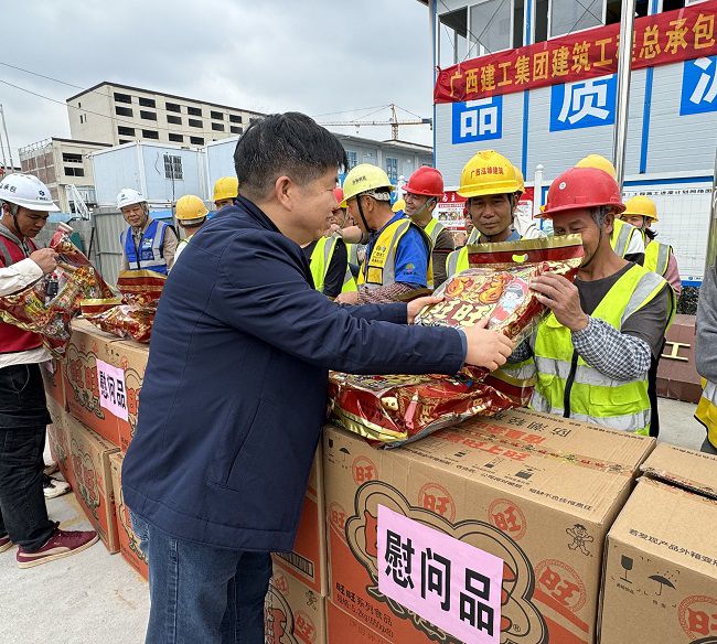 发放慰问品。。韦艳雷 摄（修图）.jpg