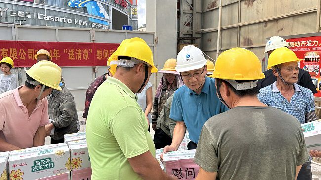 发放慰问品1。。。。。。容芝雅 摄（修图）.jpg