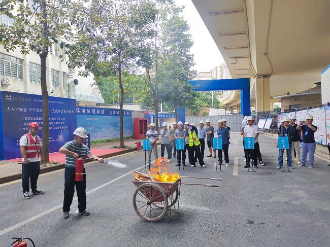 梅锦辉树模灭火器操作。。。。；；；；；；票ι 摄（修图）.jpg