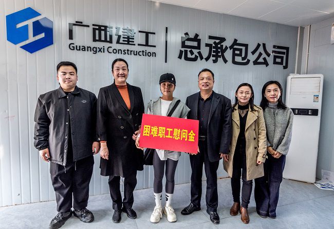 慰问难题职工蓝丽丽。。。。。。郭奎君摄（修图0）.jpg