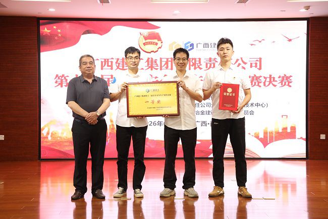 陈家坚为获得一等奖选手颁奖（修图版）.jpg