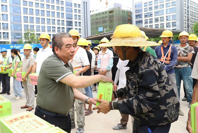 陈家坚为工人送上慰问品（修图版）.jpg